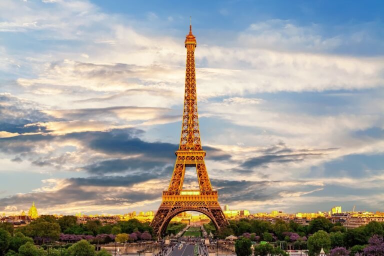 Paris Travel Guide: Discover the City of Lights